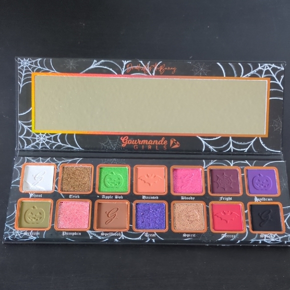 Spooked eyeshadow palette - Picture 1 of 6